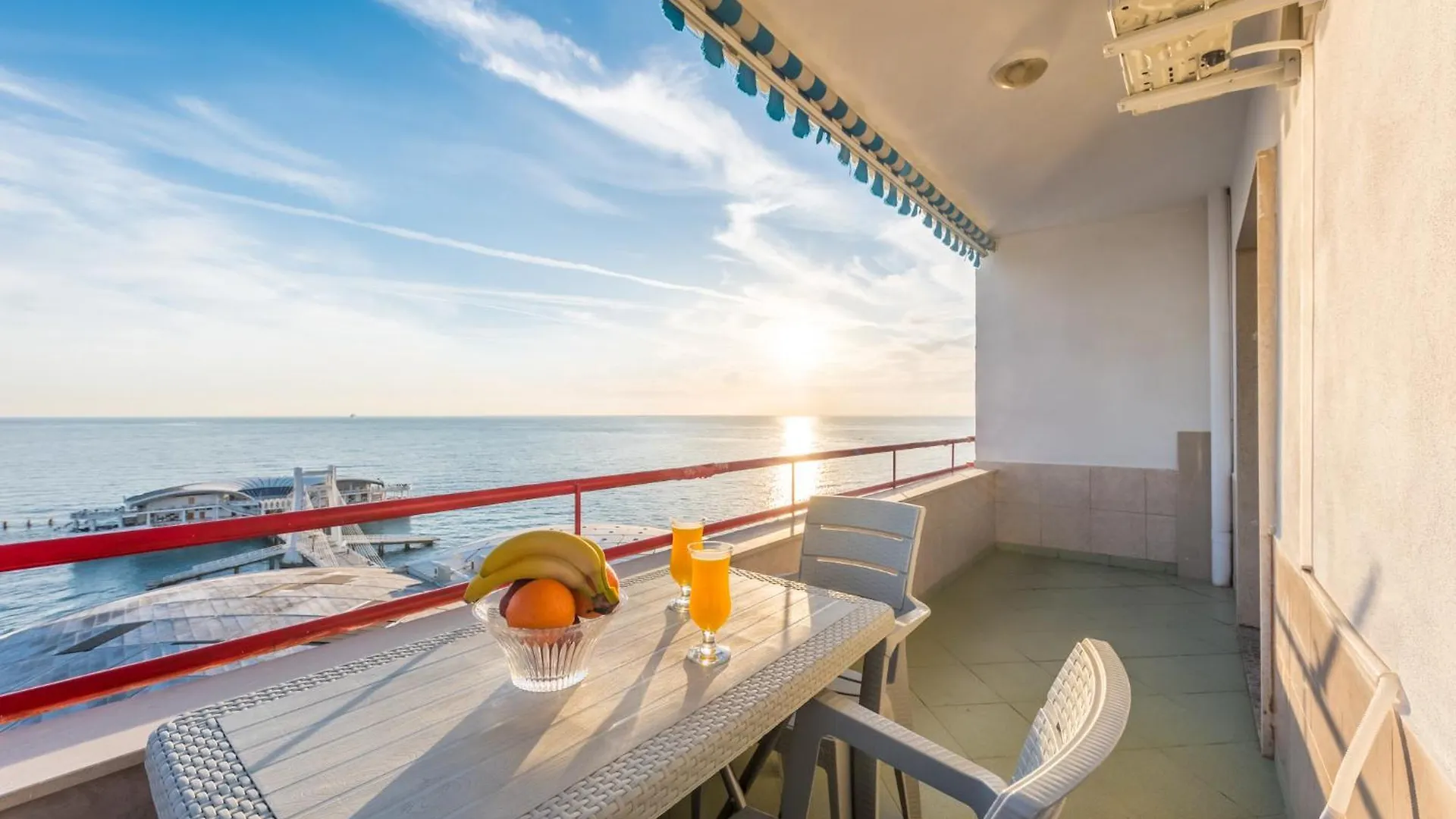 Premium Luxury Beachfront Apartments ドゥラス